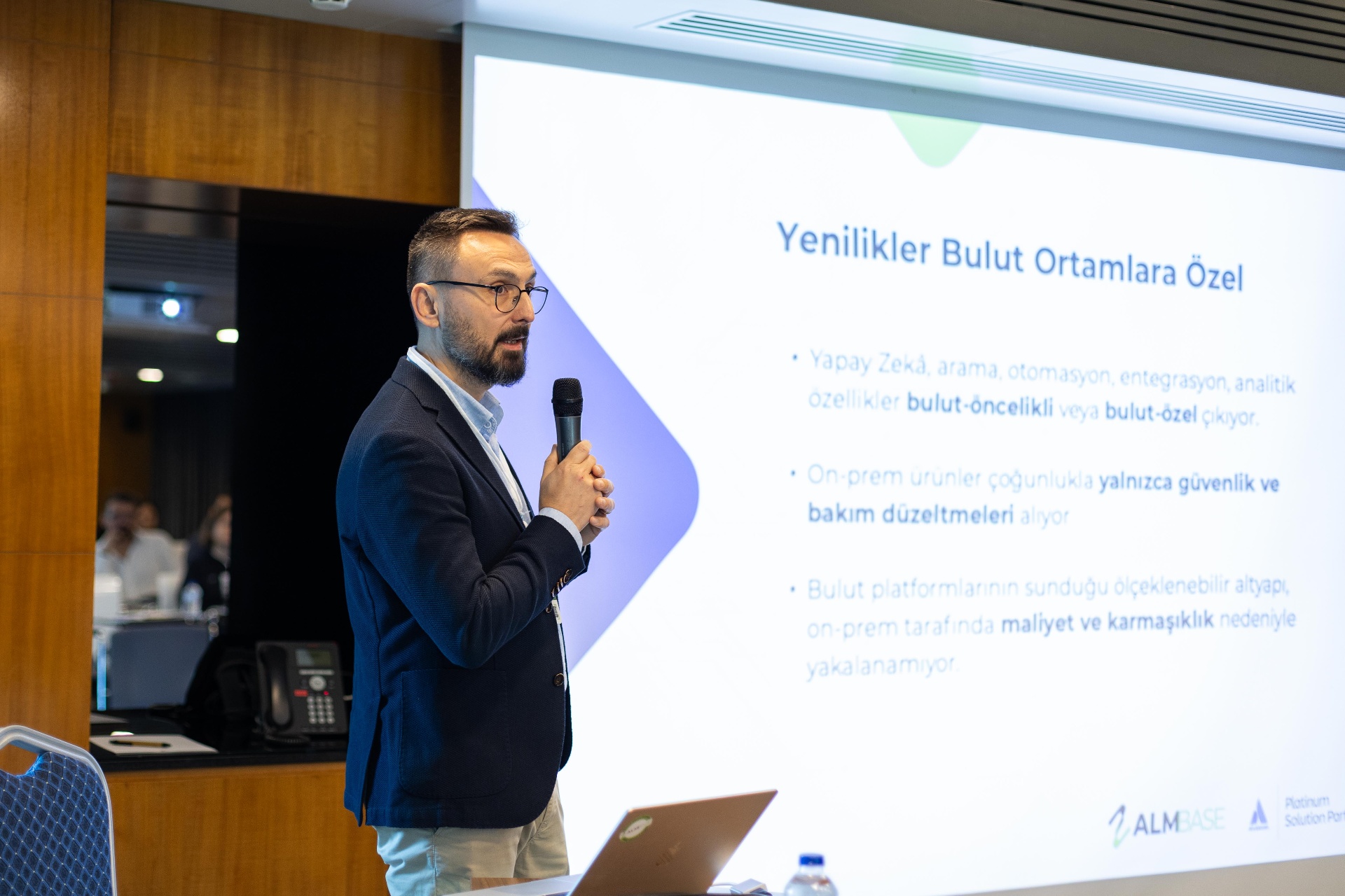 Almbase Cloud etkinliğinde sunum